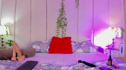 mia rousse25 online show from April 2026 06:10:01 PM