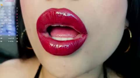 Mia online show from December 2025 11:10:01 PM