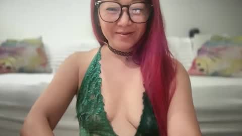 Snapshot of mia_temptress chatting on September 2025 05:40:01 PM Mia online show from September 2025 05:40:01 PM