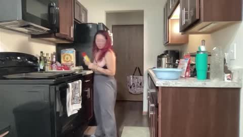 Mia online show from November 2025 07:03:02 PM