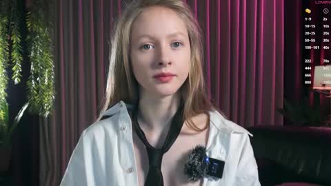 Mia online show from December 2025 05:19:02 PM