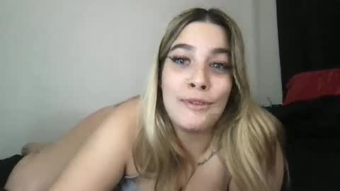 Mia Moji online show from November 2025 02:11:01 PM