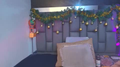 Mia online show from December 2025 12:00:02 PM