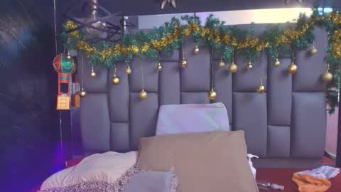 Mia online show from December 2025 12:01:02 PM