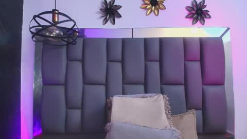 Mia online show from January 2026 12:07:01 PM