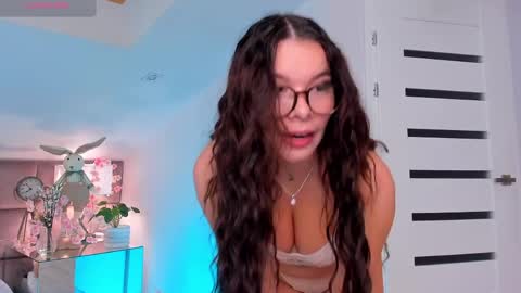 Mia online show from April 2026 07:47:02 PM