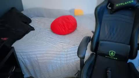 Mia online show from April 2026 01:52:02 AM