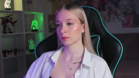 Mia online show from December 2025 05:30:01 PM