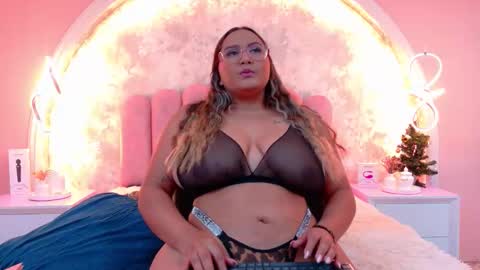 Mia online show from December 2025 04:19:01 AM