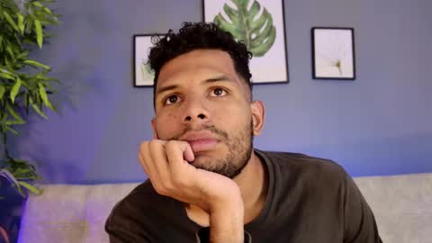 Mia online show from November 2025 07:13:01 PM