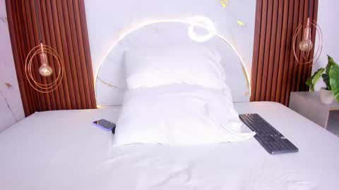 Mia  online show from November 2025 04:45:02 AM