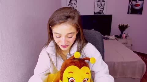 Snapshot of miapaw chatting on December 2024 09:33:01 PM Mia online show from December 2024 09:33:01 PM