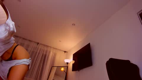 Snapshot of miapaw chatting on September 2025 08:32:02 PM Mia online show from September 2025 08:32:02 PM