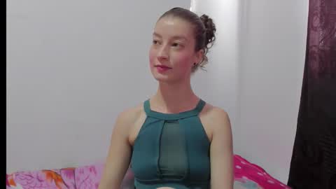 Snapshot of miavolkova_ chatting on October 2025 07:18:01 PM  Chloe  online show from October 2025 07:18:01 PM