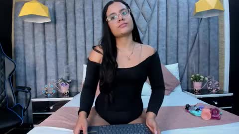 Mia online show from October 2025 07:15:01 PM