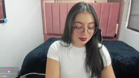 Snapshot of miawils_ chatting on May 2026 07:00:01 PM M I A W I L S online show from May 2026 07:00:01 PM