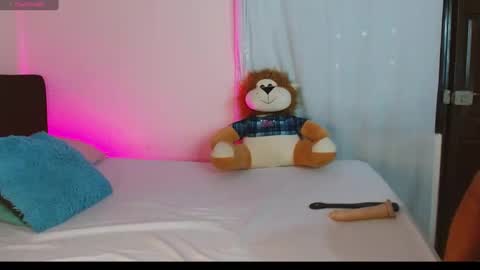 Snapshot of michellmoon32 chatting on September 2025 03:23:02 AM michell online show from September 2025 03:23:02 AM