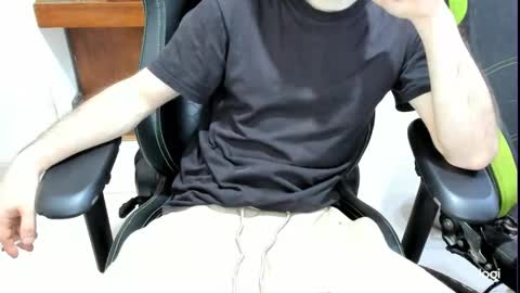 microfama00 online show from April 2026 05:47:01 AM