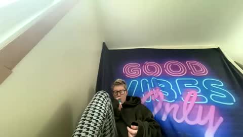Snapshot of midnightmochi2 chatting on April 2026 12:00:01 PM midnightmochi2 online show from April 2026 12:00:01 PM
