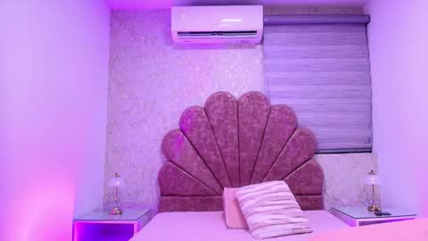 Mia  online show from December 2025 11:52:01 AM