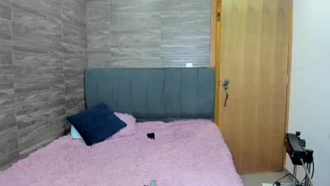 Mia online show from June 2026 04:01:02 AM