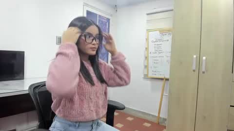 Mia  online show from December 2024 11:42:02 AM