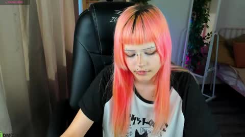 Snapshot of mika_vatashi chatting on April 2026 08:45:01 AM Mika online show from April 2026 08:45:01 AM