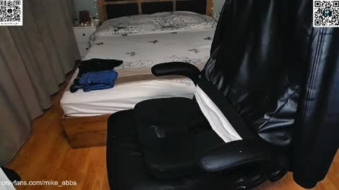 Mike    online show from April 2026 09:39:33 PM