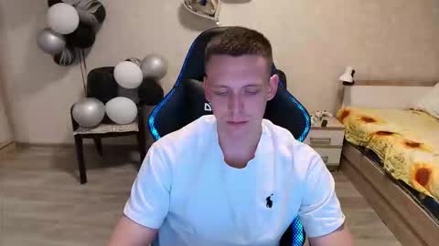 Snapshot of mikimaus0101 chatting on June 2026 05:02:02 PM Michael online show from June 2026 05:02:02 PM