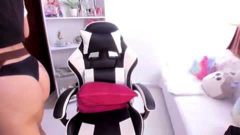 Mila online show from October 2025 08:09:02 PM