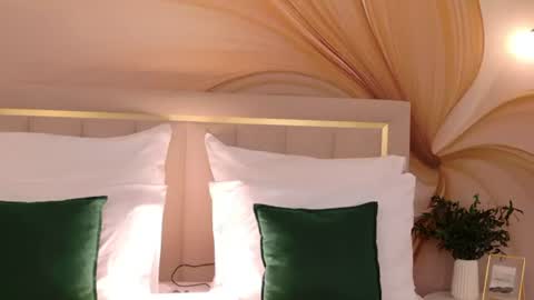 milaleoneli online show from July 2026 04:43:01 PM