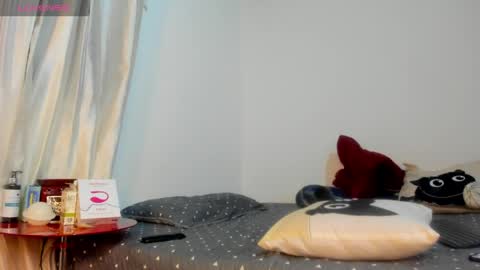 Snapshot of milan_roux chatting on April 2026 06:33:01 AM Milane online show from April 2026 06:33:01 AM