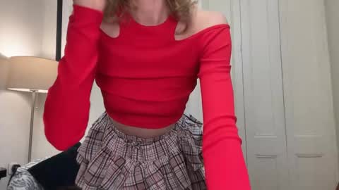 Mila online show from November 2025 04:13:02 PM