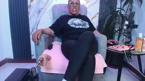 Snapshot of milf_sikiu chatting on April 2026 01:29:01 AM milf sikiu online show from April 2026 01:29:01 AM