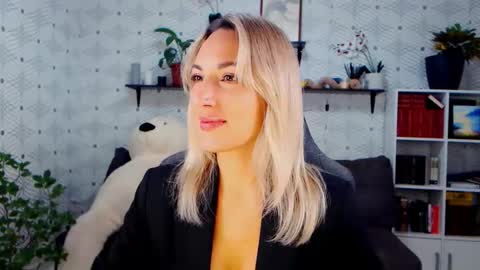 Snapshot of millaxqueen chatting on November 2025 03:56:02 PM MillaXQueen online show from November 2025 03:56:02 PM