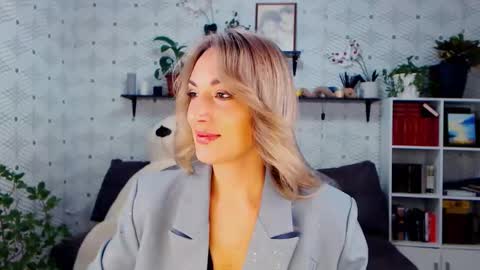 Snapshot of millaxqueen chatting on November 2025 03:23:02 PM MillaXQueen online show from November 2025 03:23:02 PM