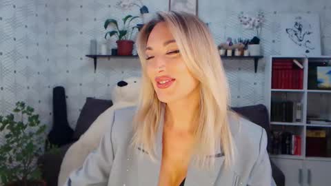 Snapshot of millaxqueen chatting on June 2026 02:44:02 PM MillaXQueen online show from June 2026 02:44:02 PM