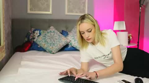 Snapshot of mira_glow chatting on June 2026 04:47:01 AM Mira online show from June 2026 04:47:01 AM