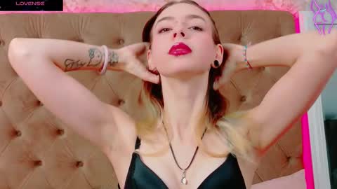 mira_lynxx online show from October 2025 04:57:02 AM