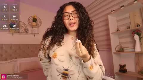 Amy Olivera online show from October 2025 01:13:01 PM