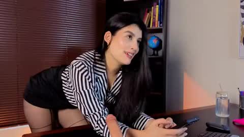 Snapshot of missatenea2 chatting on June 2026 01:25:02 PM Laura online show from June 2026 01:25:02 PM