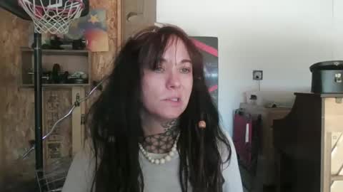 misshoneybadger333 online show from October 2025 08:09:01 PM
