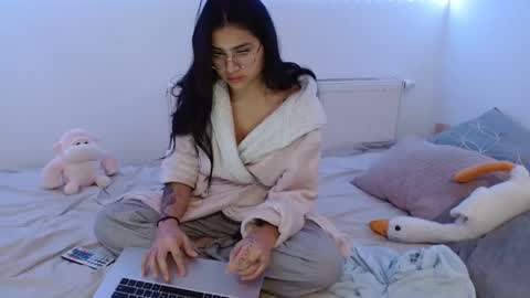 Snapshot of misskylie_ chatting on December 2024 09:50:02 PM kylie online show from December 2024 09:50:02 PM
