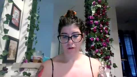 MissMona online show from April 2026 12:35:01 PM