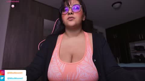 Snapshot of missmoonn chatting on September 2025 10:43:01 PM MissMoon online show from September 2025 10:43:01 PM