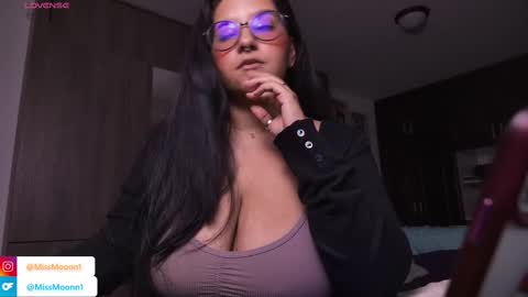 Snapshot of missmoonn chatting on October 2025 01:50:02 AM MissMoon online show from October 2025 01:50:02 AM