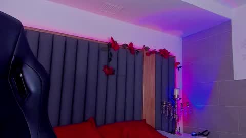 Snapshot of misstomie_ chatting on January 2025 05:11:01 PM Tomiehelp me get to 100 thumbs up online show from January 2025 05:11:01 PM