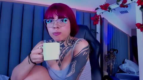 Snapshot of misstomie_ chatting on February 2025 03:38:01 PM Tomiehelp me get to 100 thumbs up online show from February 2025 03:38:01 PM