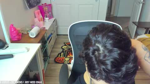 V Nessa online show from October 2025 02:37:02 AM