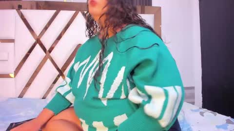 Snapshot of molly_sweetee chatting on June 2026 01:43:02 AM Yuli online show from June 2026 01:43:02 AM
